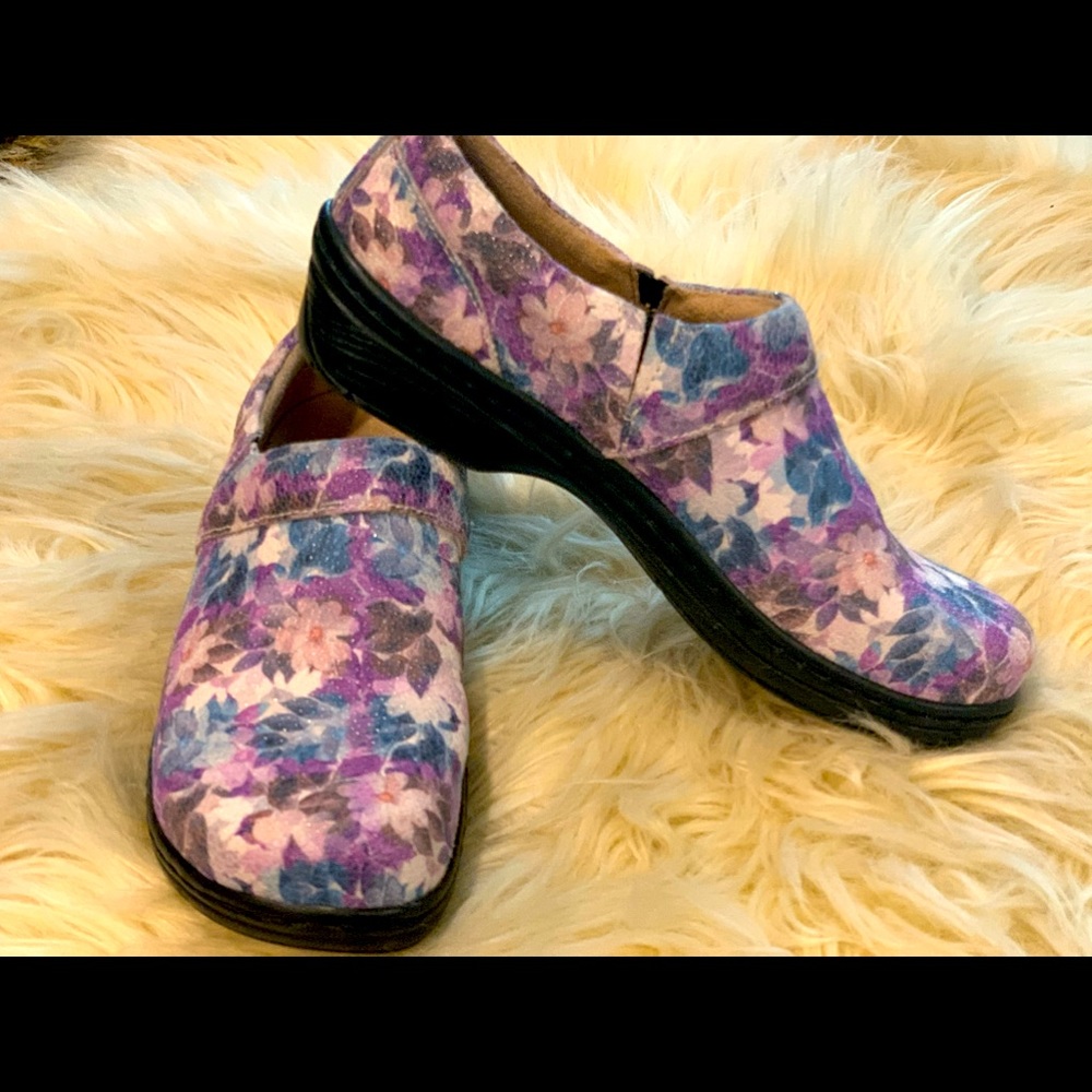 Size 7.5  Klogs footwear